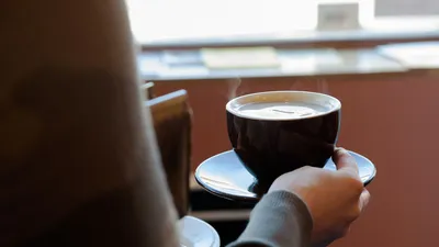 Красивая девушка слушает музыку в наушниках с чашкой кофе в руках ::  Стоковая фотография :: Pixel-Shot Studio
