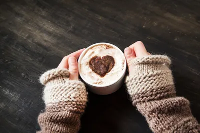 Чашка кофе на завтрак в руках влюбленных . стоковое фото  ©yana-komisarenko@yandex.ru 148425569