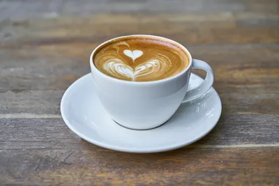 Чашка кофе дизайн рекламы кофе и прозрачный всплеск кофе на кофейных зерном  Стоковое Фото - изображение насчитывающей темно, еда: 202438780