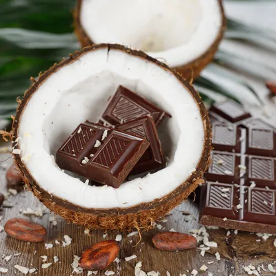 Сломанный состав кокоса изолированным на белой предпосылке Стоковое  Изображение - изображение насчитывающей бутиков, десерт: 63612333