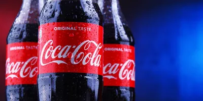 Маскот Кока-Колы пьёт Кока-Колу.…» — создано в Шедевруме