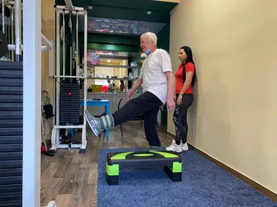 ЛФК при остеохондрозе: лечебная гимнастика, упражнения и зарядка для  позвоночника