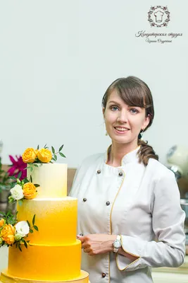 Молодая женщина-кондитер со сладостями на кухне :: Стоковая фотография ::  Pixel-Shot Studio