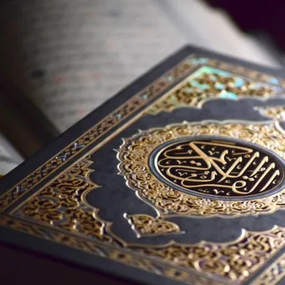 Открытая страница Корана Коран - исламская священная книга для мусульман  Стоковое Изображение - изображение насчитывающей открыто, исламско:  165170689