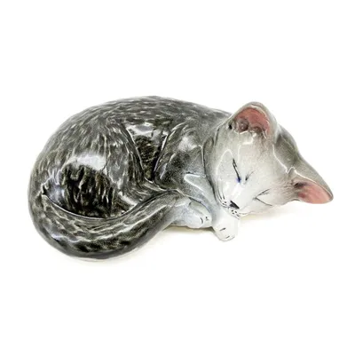 Милый котик спит в новогоднем …» — создано в Шедевруме