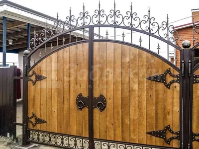Купить в Санкт-Петербурге кованые ворота с деревом, цены на установку -  Заборкин