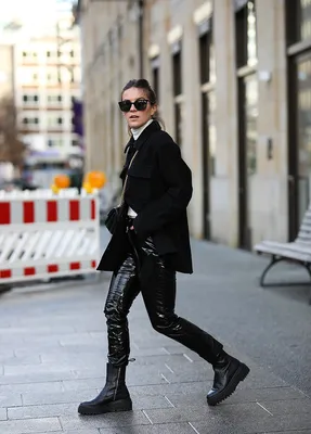 M U R M U R ® on Instagram: “Чёрные кожаные брюки MurMur с высокой талией,  карманами и защипами спереди. Брюки выполнены из на… | Брюки, Кожаные штаны,  Модные стили