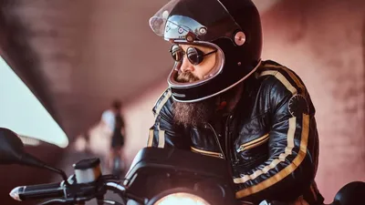 Красивый байкер в черной одежде сидит на классическом мотоцикле гонщика  кафе. мотоцикл на заказ стоковое фото ©romablack 256156198