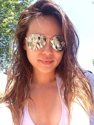 Женщина в бикини и солнечных очках Стоковое Фото - изображение  насчитывающей красивейшее, люди: 37776858