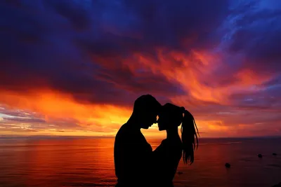 Красивые пары в любви на пляже вечером Стоковое Фото - изображение  насчитывающей смотреть, романтично: 169593176