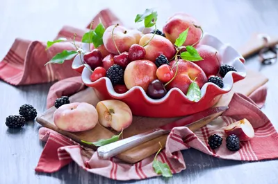 Съедобный фруктовый букет из клубники, голубики и макарун в дизайнерской  коробке-сердце
