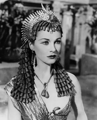 3d рендеринг красивой египетской королевы или принцессы, как клеопатра в  стоячей позе изолирован на белом фоне Стоковое Изображение - иллюстрации  насчитывающей женщина, принцесса: 227396275