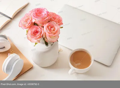 чашка кофе и красивые цветы Стоковое Изображение - изображение  насчитывающей цветки, утро: 216767921