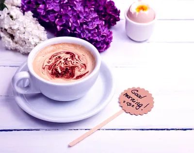 Чашка горячего кофе и красивые цветы Стоковое Изображение - изображение  насчитывающей взорвать, бумага: 193614581