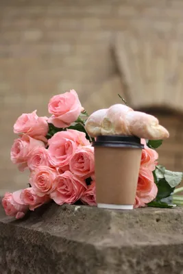 Красивые цветы и чашка кофе на розовом фоне :: Стоковая фотография ::  Pixel-Shot Studio