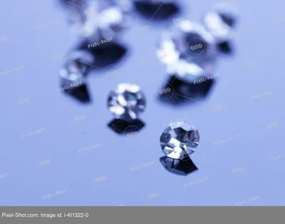Красивые Блестящие Кристаллы (алмазы), Изолированных На Белом Фотография,  картинки, изображения и сток-фотография без роялти. Image 19173262
