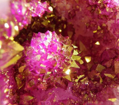 Красивый фиолетовый кристалл на фоне…» — создано в Шедевруме