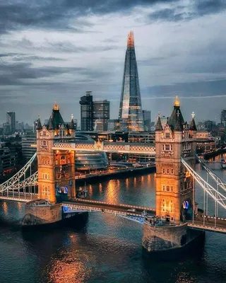 Лондон, Англия - красивое большое Бен и парламент Великобритании на восходе  солнца с ясным голубым небом Стоковое Фото - изображение насчитывающей  город, зодчества: 105056788