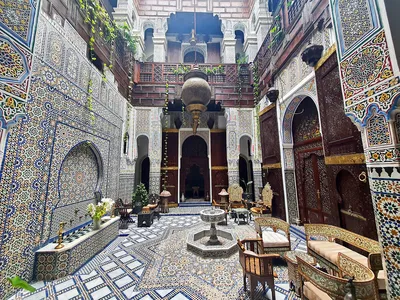 Путешествовать через красивые улицы Medina голубого Chefchaouen в Марокко  Стоковое Изображение - изображение насчитывающей люди, положения: 71445533