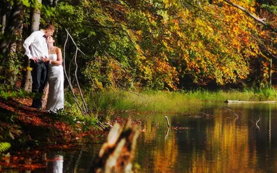 Красивый человек добр к его история любви жены в лесу или парке осенью  Стоковое Изображение - изображение насчитывающей одежды, пуща: 202839373