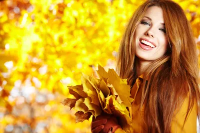 Маленькие красивые прогулки в лесу осенью осенью любви девушки Стоковое  Изображение - изображение насчитывающей кавказско, красивейшее: 185155309