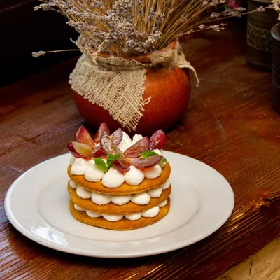 Красивые пирожные украшенные в …» — создано в Шедевруме