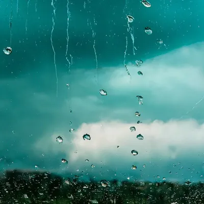Красивые падения дождя на стекле Стоковое Фото - изображение насчитывающей  бело, восход: 103528302
