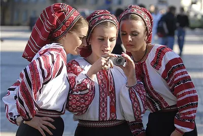 Русские Девушки В Традиционных Платках На Красной Площади В Москве —  стоковые фотографии и другие картинки Головной платок - iStock