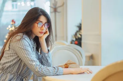 Красивая девушка в очках в кафе | Премиум Фото