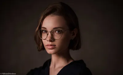 Красивая девушка в коричневых очках | Премиум Фото