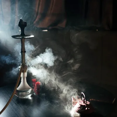 Молодая, красивая женщина в дыме ночного клуба или бара кальян или Shisha  Удовольствие курить Сексуальный дым Стоковое Фото - изображение  насчитывающей страсть, клуб: 103880396