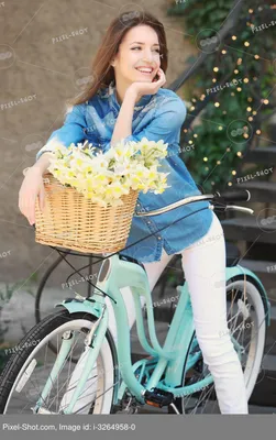 Красивые Молодые Женщины С Велосипедом На Городской Улице — стоковые  фотографии и другие картинки Кататься на велосипеде - iStock