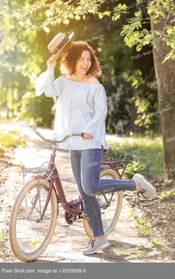 Красивый велосипед и женщина, стоящих за ним фотографии резерва Стоковое  Фото - изображение насчитывающей задействовать, кавказско: 180981772
