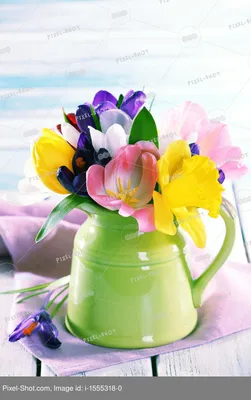 Красивые весенние цветы на деревянный стол на синем фоне :: Стоковая  фотография :: Pixel-Shot Studio