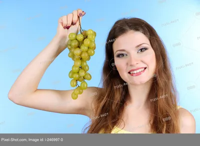 Красивый виноград в чаше стоковое фото. изображение насчитывающей верх -  161308504