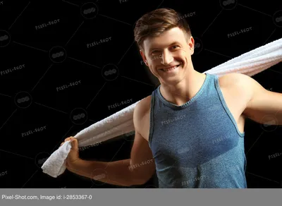 Красивый молодой мускулистый спортсмен, на темном фоне :: Стоковая  фотография :: Pixel-Shot Studio