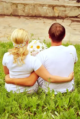 Пара влюбленных обнимается в прекрасный осенний день в парке Стоковое  Изображение - изображение насчитывающей напольно, обнять: 158170023