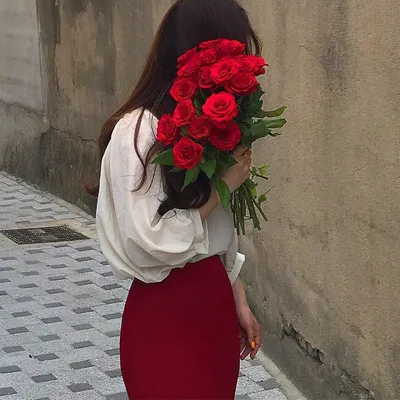 Красивые женщины восхищают красивые цветки Стоковое Изображение -  изображение насчитывающей флористическо, влюбленность: 135624617