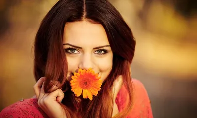 Счастливая женщина с цветами - красивые фото