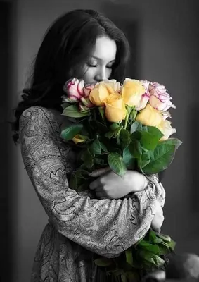 Молодая красивая женщина с пионами цветков Красивые цветки и легкое летание  ткани Стоковое Изображение - изображение насчитывающей модель, платье:  73012107