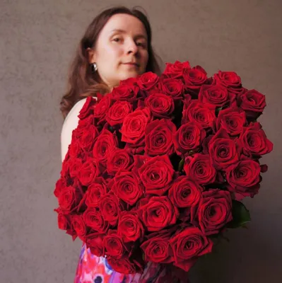 Красные розы в черной упаковке | доставка по Москве и области