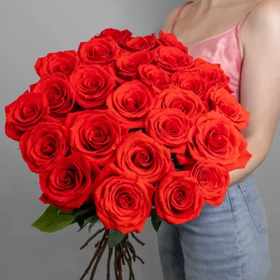 ✓ Красные розы в шляпной коробке ◈ Купить он-лайн в интернет-магазине  цветов Цветариус ◈ Цена - 8 600 руб. ◈ (Артикул - бк061)
