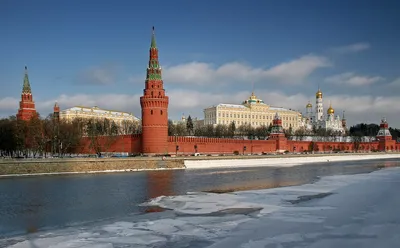 Обои на рабочий стол Московский Кремль в пасмурную погоду, обои для  рабочего стола, скачать обои, обои бесплатно