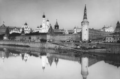 Вечерний Кремль 🌠 Сегодняшний Кремль был построен в 15 веке на основе  белокаменного Кремля, который был его предшественником. 💎 Москва… |  Instagram