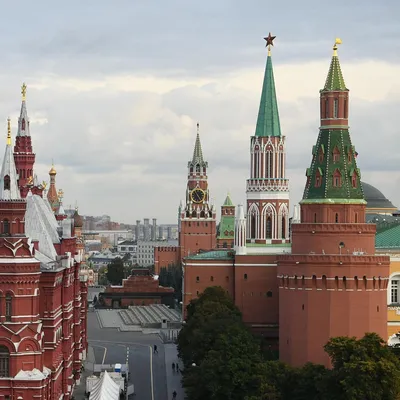 Москва Кремль на предпосылке зеленой березы Tr лужайки и осени Стоковое  Фото - изображение насчитывающей цветы, символ: 132660238