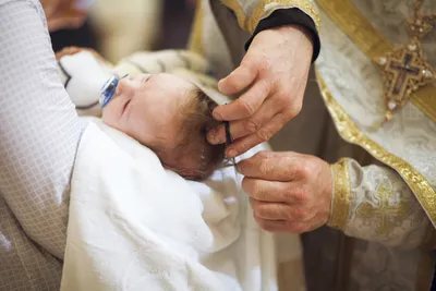 Крестины: как проходит Крещение ребенка в церкви, правила и что нужно для  обряда