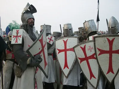 Много рыцарей крестоносцев, белый …» — создано в Шедевруме