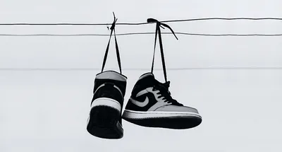 Зачем закидывают кроссовки на провода и законно ли это? | Nike Fans | Дзен