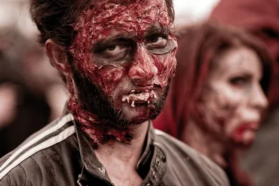 Страшный человек с кровавыми руками на черном фоне. человек сеет ужас. |  Премиум Фото