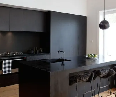 Черная угловая кухня в стиле минимализм с древесными и матовыми фасадами
